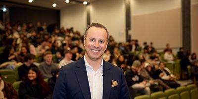 Students quiz AI business expert 