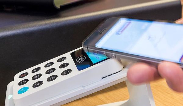 Card machine and a contactless transaction taking place