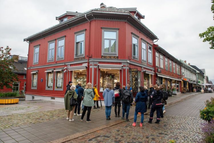 The Risk and Vulnerability Analysis workshop participants attended an on-site assessment of the wooden house environment in Storgata. In the picture we see the participants outside the house, being presented with the implemented measures at goldsmith J. F