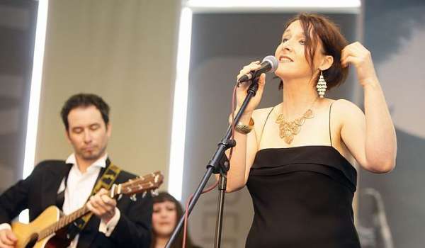 Photograph of a singer and a guitarist